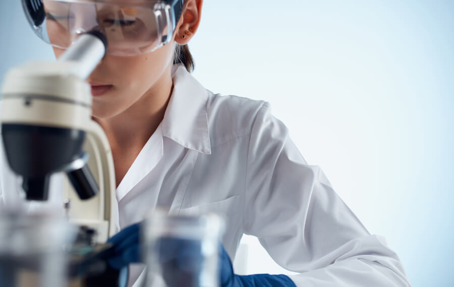 Resistencia a los antibióticos - Ilustración de un microscopio analizando bacterias resistentes a los antibióticos, representando la importancia de la investigación científica