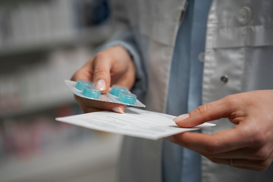 Uso adecuado de los antibióticos - Frasco de antibióticos junto a un manual de instrucciones, representando la importancia del uso adecuado