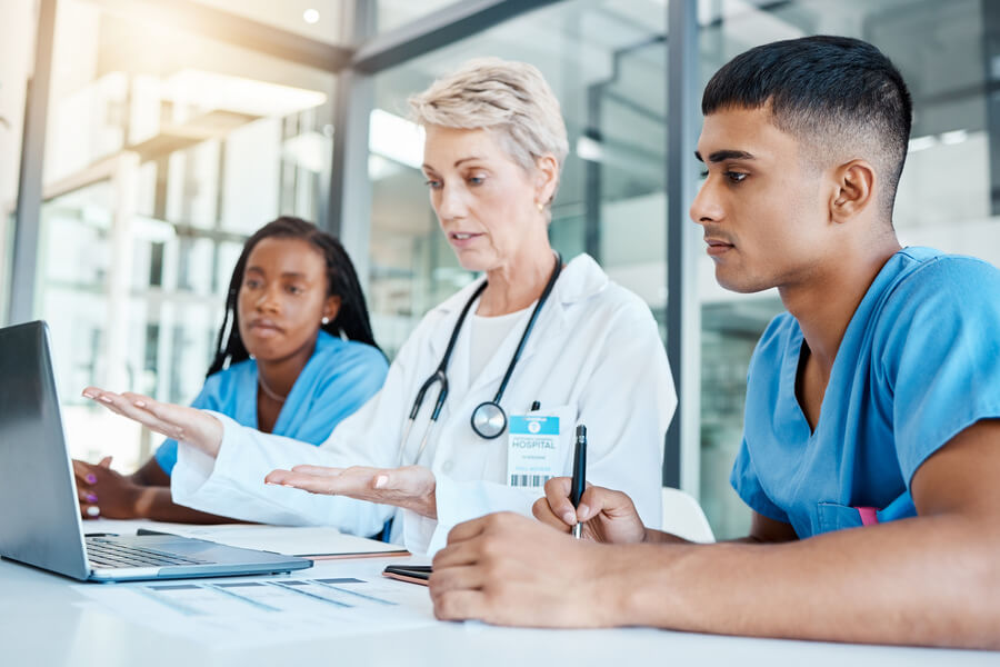 Educación continua para profesionales - Profesionales de la salud en una sesión de capacitación, destacando la importancia de la educación continua en la vigilancia de resistencia antimicrobiana